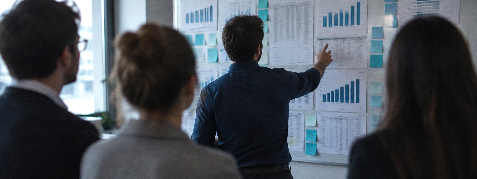 Directeur commercial de transition pilotant une réunion d'équipe