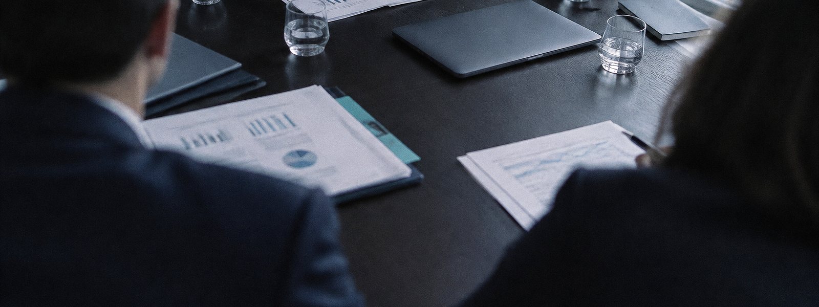 Partenaires d'un fonds d'investissement analysant la performance d'une participation