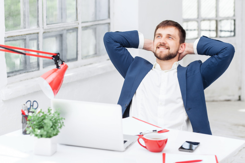 Dans un bureau moderne et bien éclairé, un commercial serein et souriant contemple déjà l'avenir de ses opérations commerciales. Sans s'attarder sur les échecs ou les aspects négatifs, il se concentre sur les opportunités à venir. Sa posture et son expression reflètent une attitude positive et déterminée, prête à saisir les prochaines étapes avec optimisme.